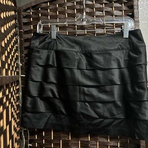 XXI sz med black layered satin finish mini skit with back zipper closure